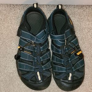 Keen kids size 4